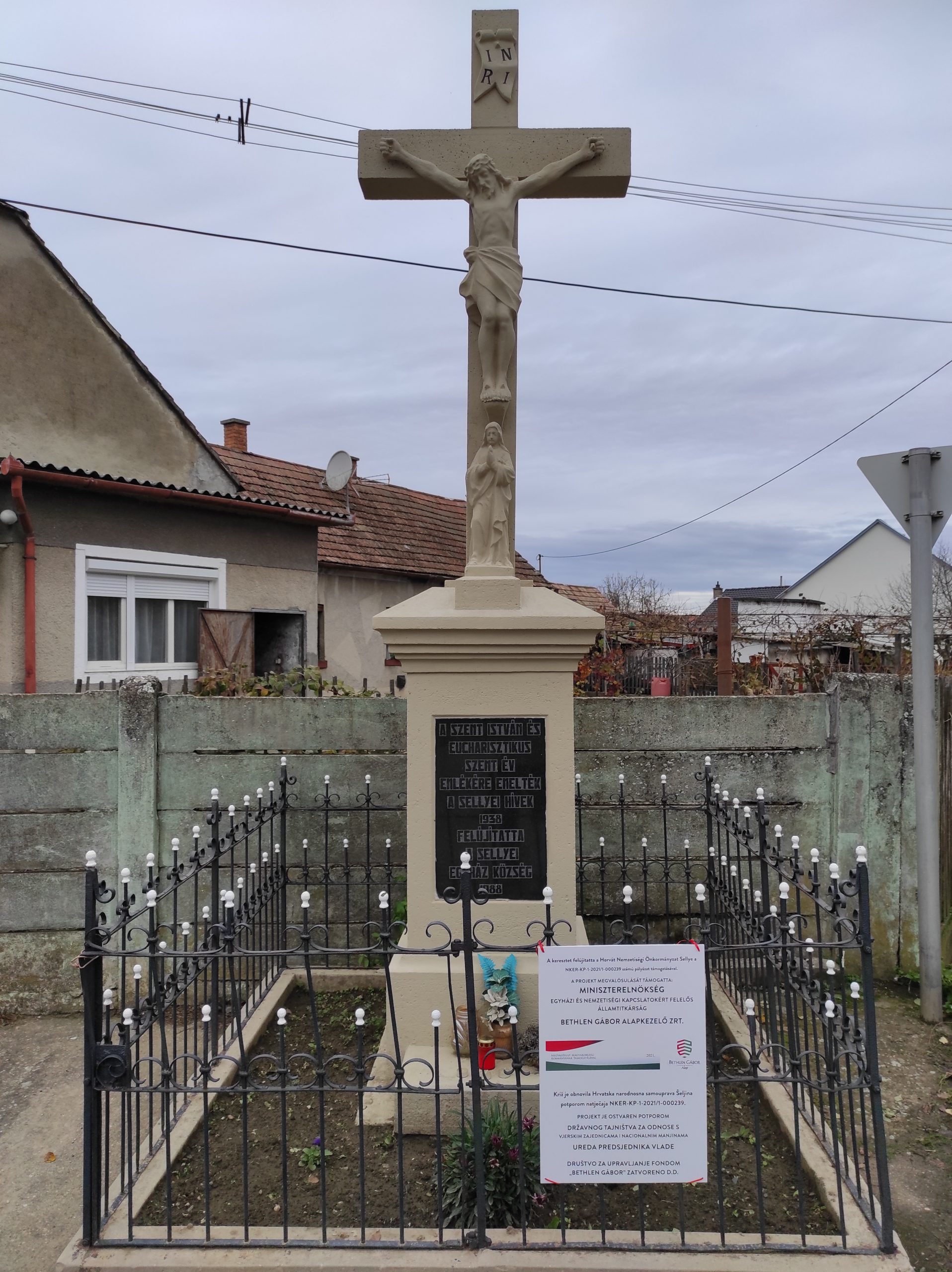 Felújított útmenti kereszt